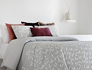 Edredón Jacquard Cartes con fundas de cojín color 01 Gris o 02 Beige