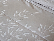 Edredón Jacquard Cartes con fundas de cojín color 01 Gris o 02 Beige